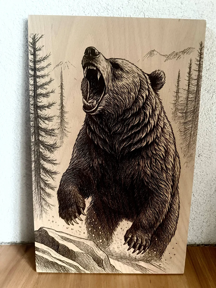 Revúci Medveď – pyrografické dielo vypálené do dreva