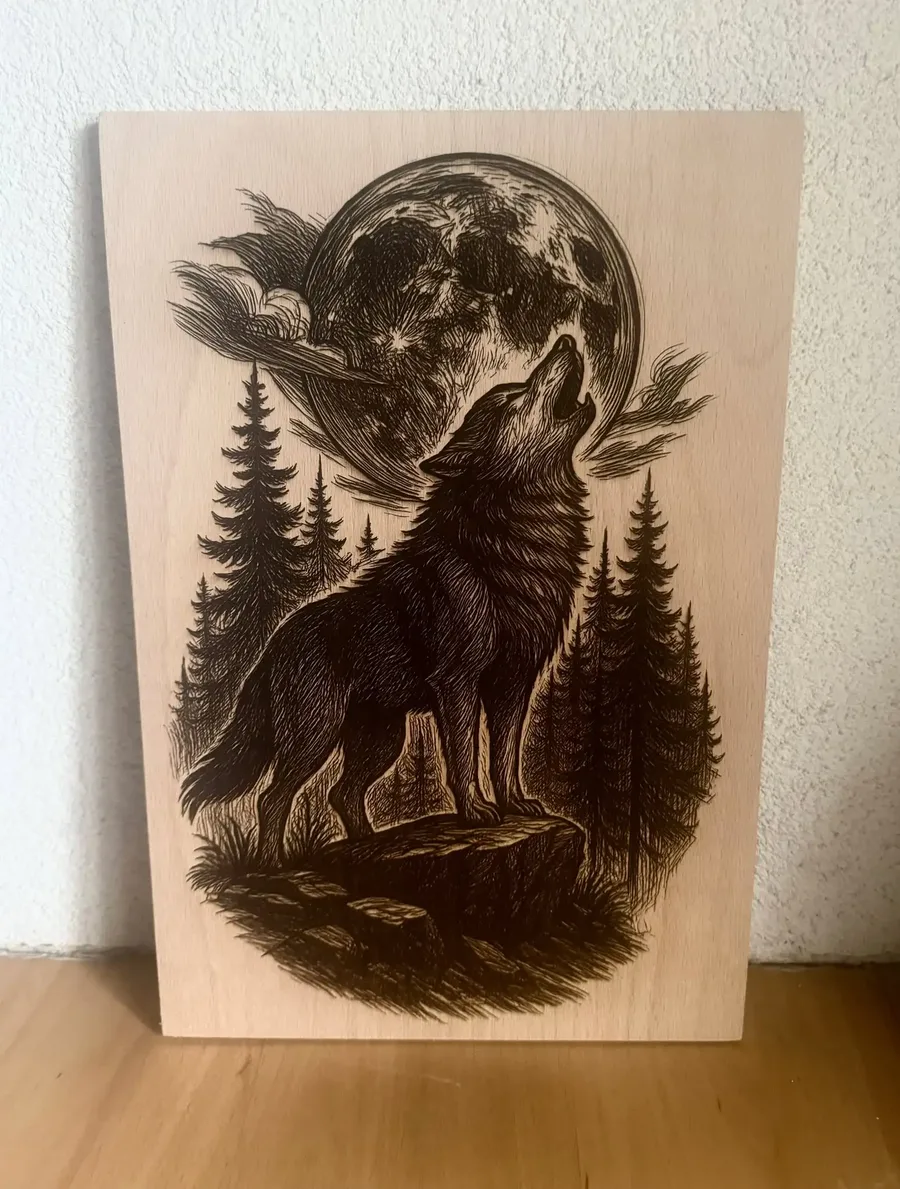Vlk a Mesiac – pyrografické dielo vypálené do dreva